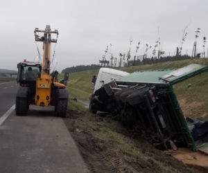 Przewrócona ciężarówka na S7