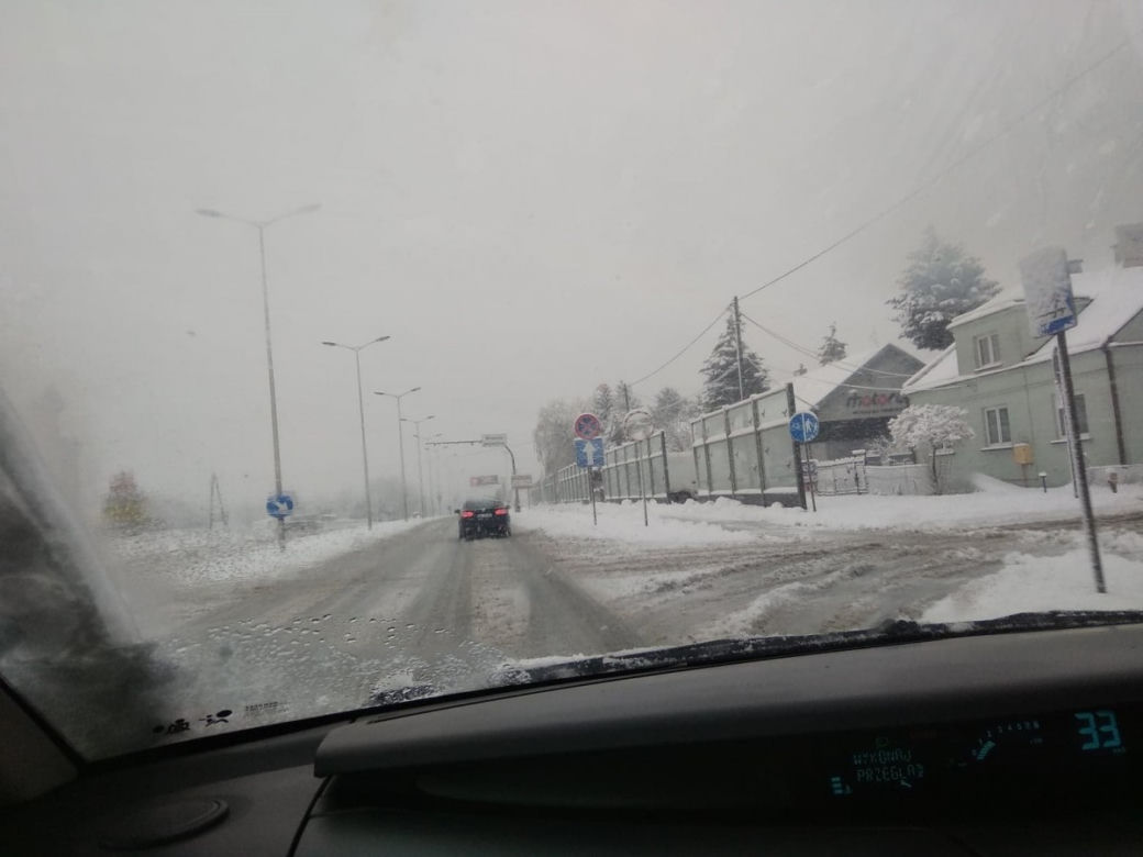 FATALNE warunki na drogach Rzeszowa. Śnieżny ARMAGEDON! [ZDJĘCIA]