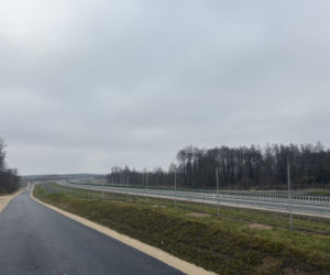 Na autostradzie A2 na wschód od Warszawy prace idą pełną parą, zarówno w dzień, jak i po zmroku