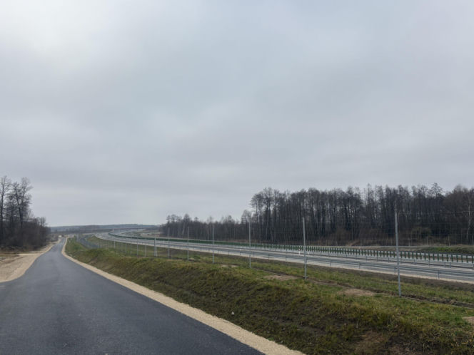 Na autostradzie A2 na wschód od Warszawy prace idą pełną parą, zarówno w dzień, jak i po zmroku