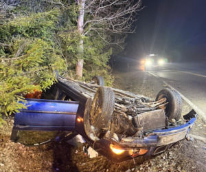 Dramat na krajowej 20! Młoda kobieta dachowała BMW. Zahaczyła o ciężarówkę