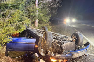 Dramat na krajowej 20! Młoda kobieta dachowała BMW. Zahaczyła o ciężarówkę