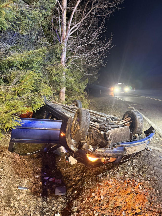 Dramat na krajowej "20"! Młoda kobieta dachowała BMW. "Zahaczyła o ciężarówkę"