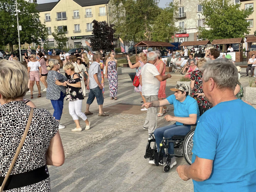 POTAŃCÓWKA NA RYNKU. Tak bawią się mieszkańcy Starachowic