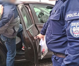 Groził swoim sąsiadom śmiercią i celował do nich z pistoletu