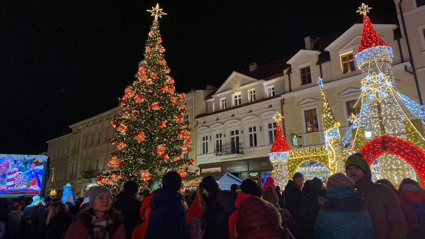 RZESZÓW. Świąteczne Miasteczko na Rynku rozbłysło milionem światełek. Czuć magię świąt! [ZDJĘCIA]