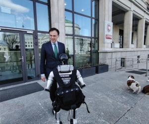 Spotkanie ministra finansów z robotem