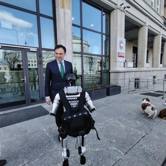 Spotkanie ministra finansów z robotem