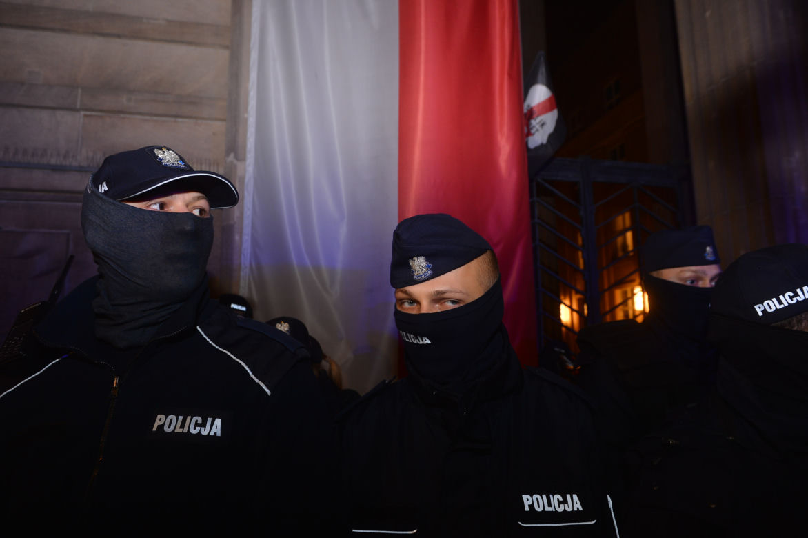 Protesty przed MEN. Strajk kobiet blokuje stolicę 