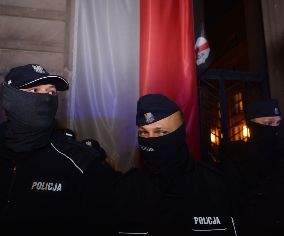 Protesty przed MEN. Strajk kobiet blokuje stolicę 