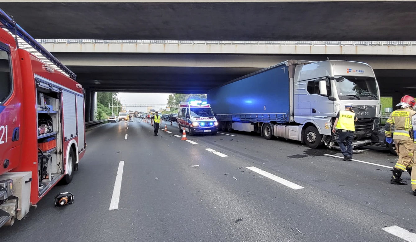 Katowice. Śmiertelny wypadek na autostradzie A4. Potworna kraksa z ciężarówką