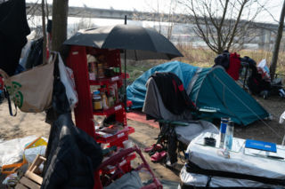 Ich dom to namiot w rezerwacie. Jak Paweł, Agnieszka i Zbyszek zorganizowali życie w cieniu mostu?