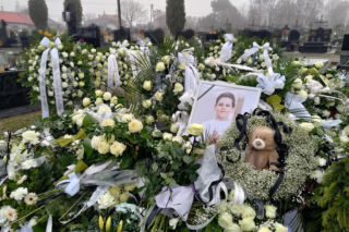 Ludzie żegnali Nikodema Mareckiego, a gwiazdy bawiły się w najlepsze. Nikt nie kupił nawet wieńca