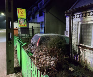 Huk i pęknięta ściana! Citroen wjechał w dom na Południowej w Starachowicach