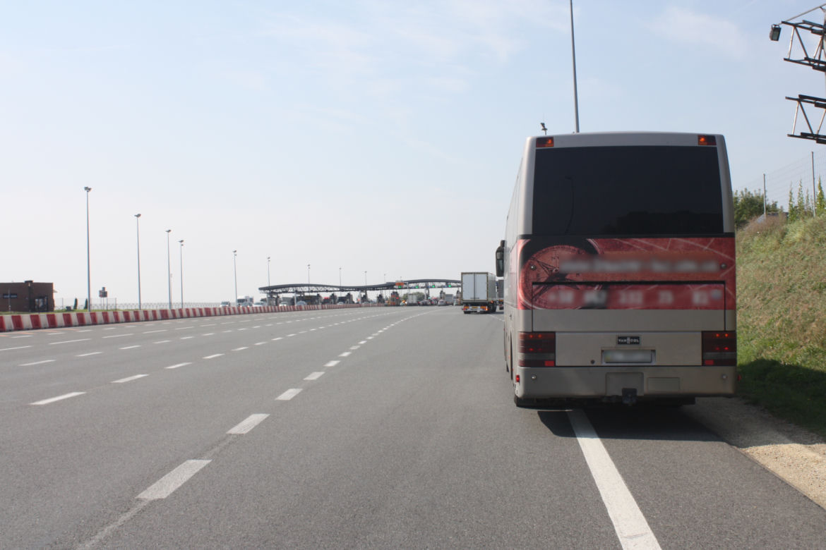 Ukraiński kierowca jechał pod prąd autostradą A4! Przewoził 43 pasażerów, w tym 19 dzieci [ZDJĘCIA]