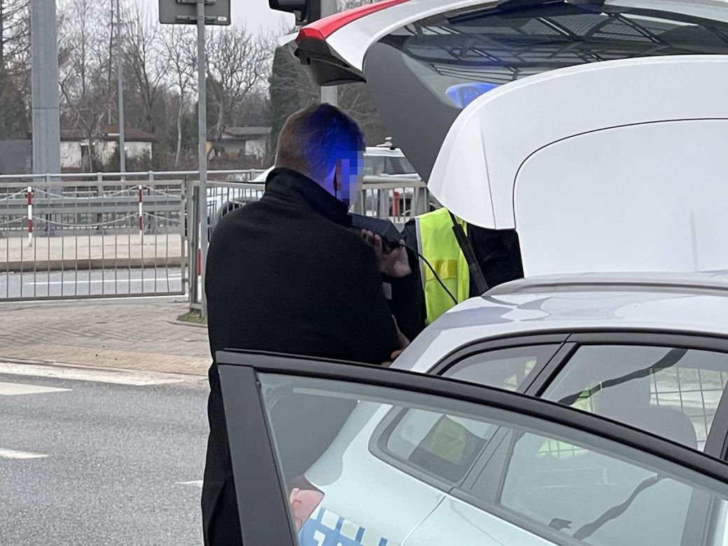 Pijany wsiadł za kółko. Zderzył sie z krawężnikiem