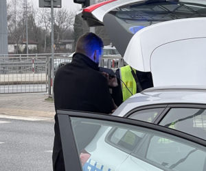 Pijany wsiadł za kółko. Zderzył sie z krawężnikiem
