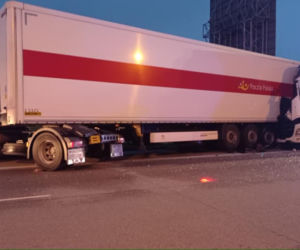 Groźny wypadek na A1. Kierowca ciężarówki wjechał w iveco Poczty Polskiej