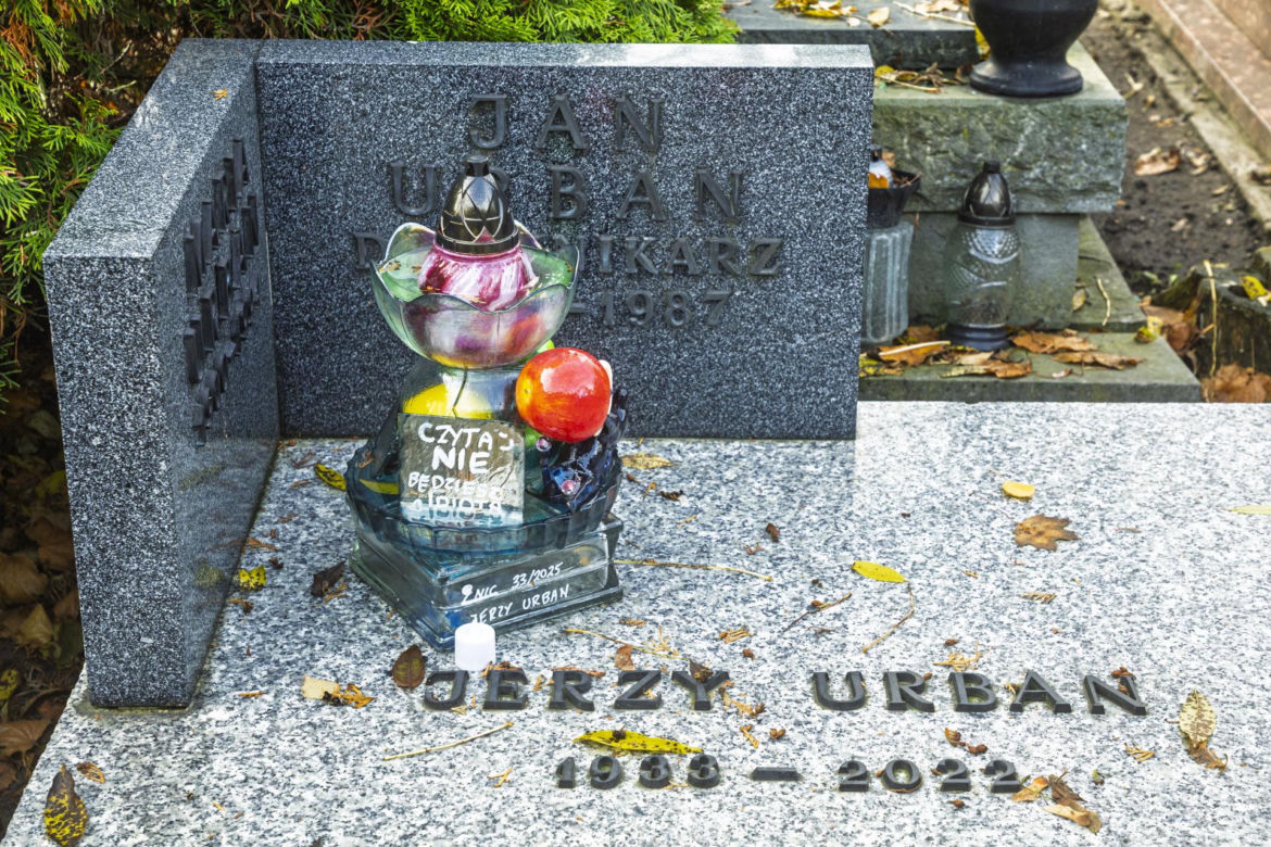 Grób Jerzego Urbana w Zaduszki. Niewiarygodne, co mu położyli na płycie!