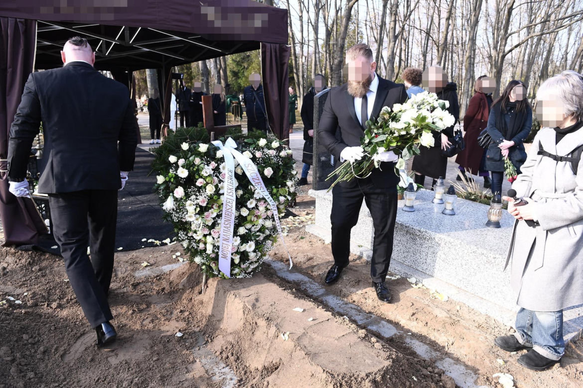 Przejmujący widok na grobie Lizy. To miejsce wyróżnia się na cmentarzu