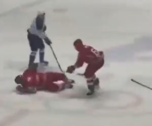 Upadek Łukaszenki na meczu hokeja