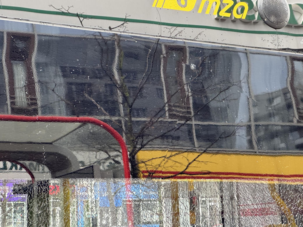 Warszawa. Autobusy miejskie ostrzelane na Marszałkowskiej. Na miejscu policja [ZDJĘCIA]