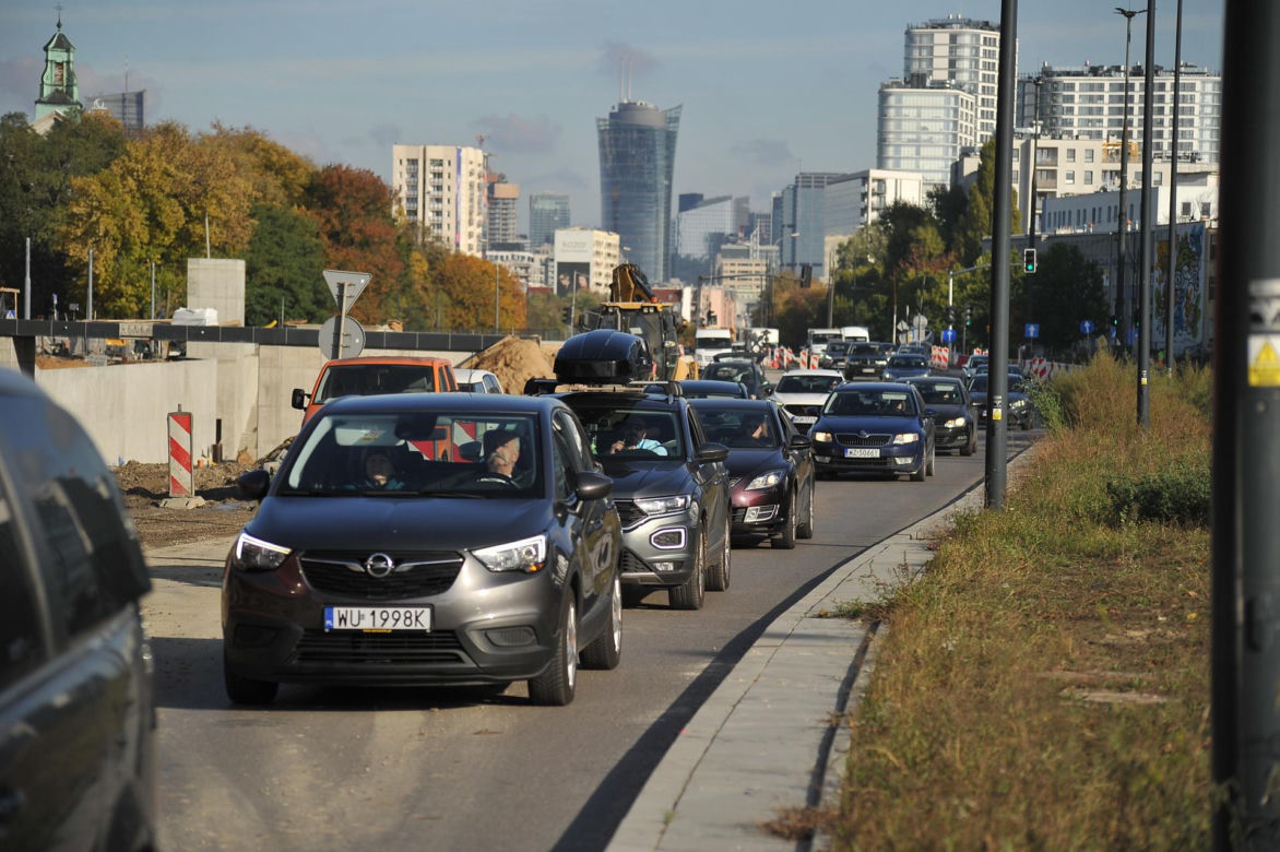 Kierowcy mają dość rozkopanej Woli. Z korka wjeżdżają w kolejny korek 