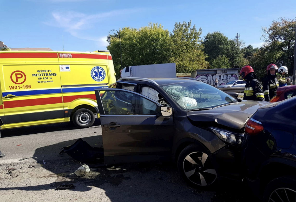 Samochodowe domino na al. Krakowskiej w Raszynie. Samochody wpadały na siebie jeden za drugim