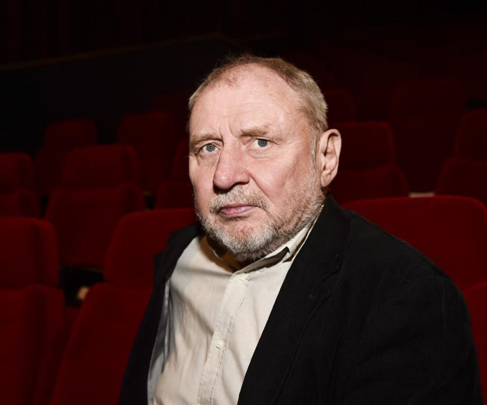 Aktor Andrzej Grabowski siedzi w sali kinowej. O jego opinii na temat przemocy w mediach przeczytasz na Eska.