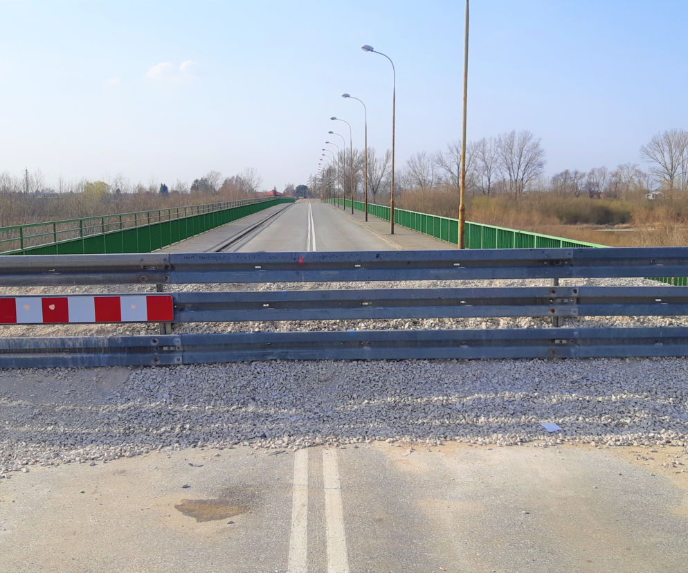 Most w Ostrowie - mieszkańcy łamią zakaz i przekraczają przeprawę
