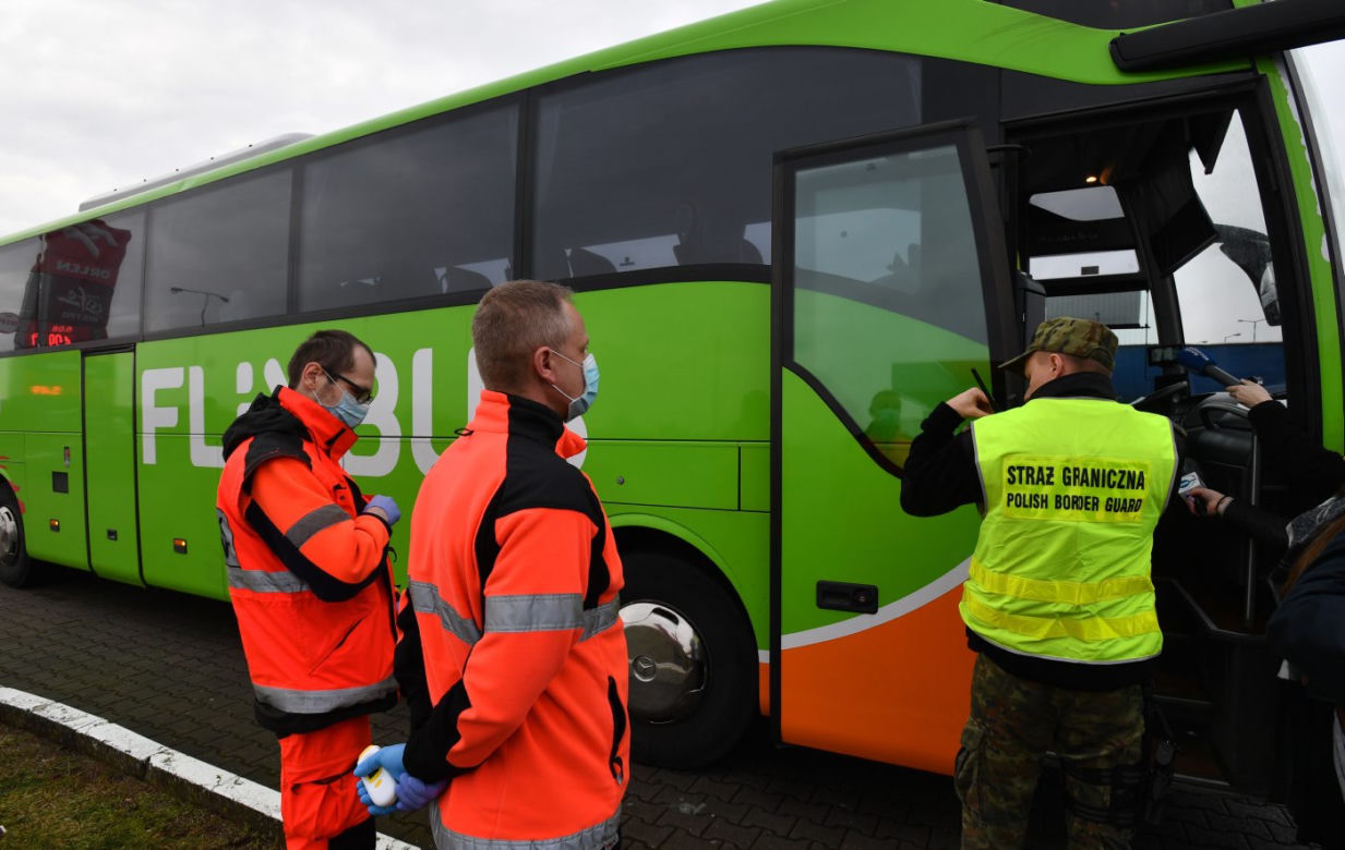 Koronawirus - kontrola pasażerów w autobusach