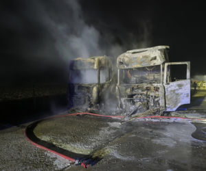 Lubelskie: Ogień trawił ciężarówki i kombajn! Dramatyczna interwencja strażaków w środku nocy