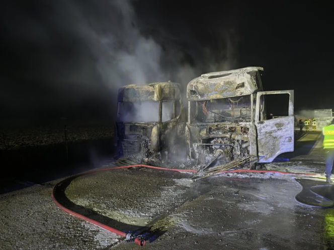 Lubelskie: Ogień trawił ciężarówki i kombajn! Dramatyczna interwencja strażaków w środku nocy