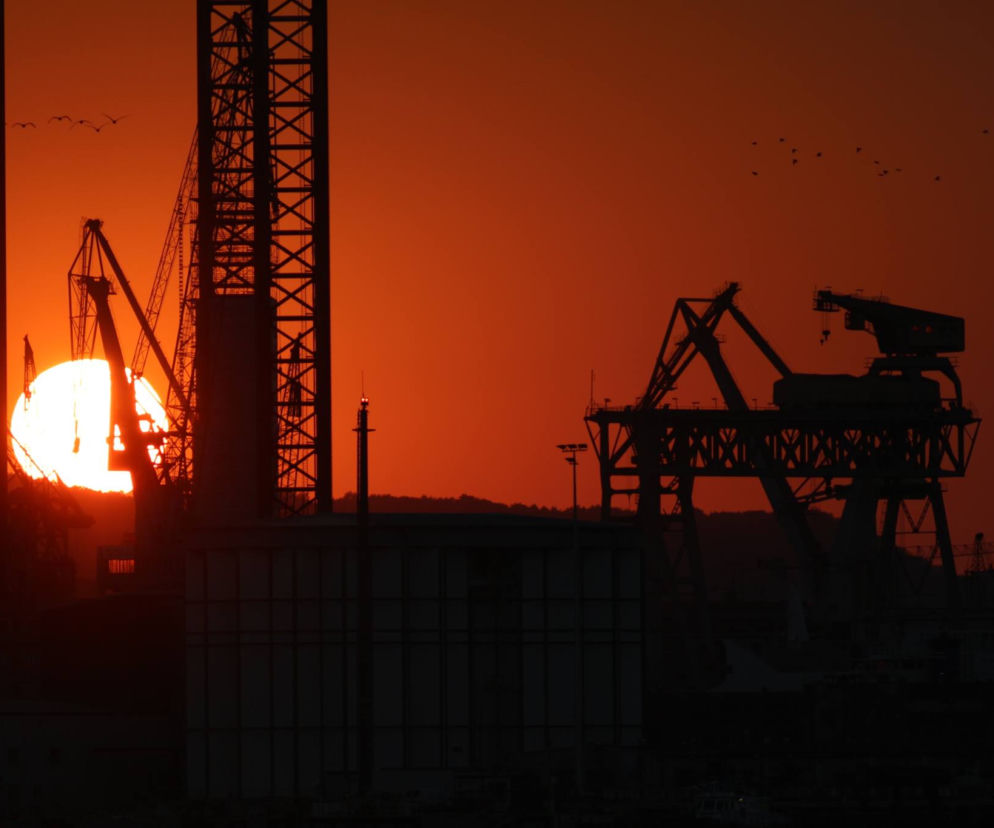 Stocznia Gdynia: Piękny zachód Słońca [ZDJĘCIE DNIA]