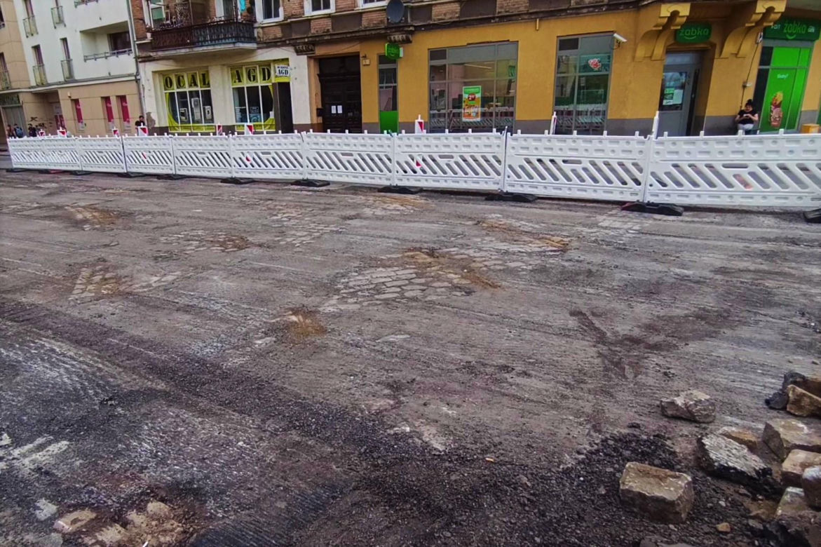 Przedwojenne torowisko tramwajowe na ul. Emilii Plater