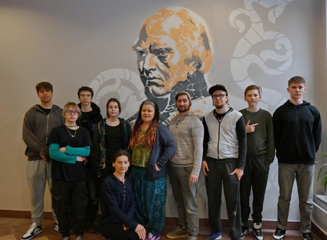 Uczniowie ZSP nr 1 stworzyli mural na ścianach szkoły. Grafika przedstawia patrona placówki
