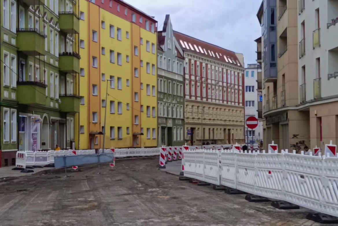 Szczury uszkodziły ul. Emilii Plater