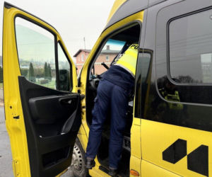 18-letni kierowca bmw walczy o życie po zderzeniu z autobusem. Do szpitala zabrał go śmigłowiec LPR