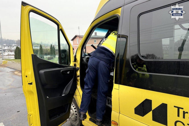 18-letni kierowca bmw walczy o życie po zderzeniu z autobusem. Do szpitala zabrał go śmigłowiec LPR