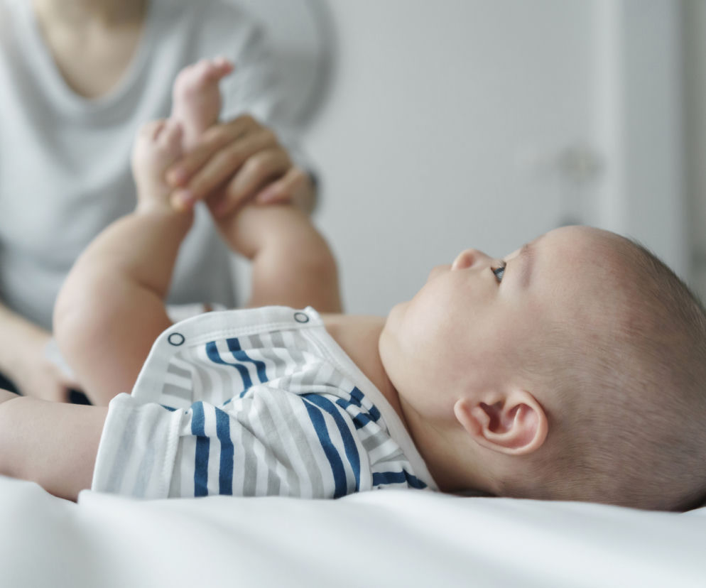 Lekarz zlecił badanie moczu u dziecka? To łatwiejsze, niż myślisz. Podpowiadamy, jak pobrać próbkę