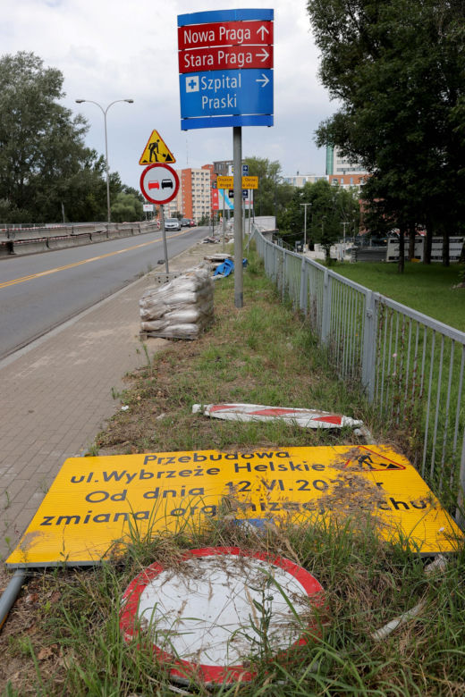 Przebudowa Wybrzeża Helskiego. Robotnicy bimbają na budowie