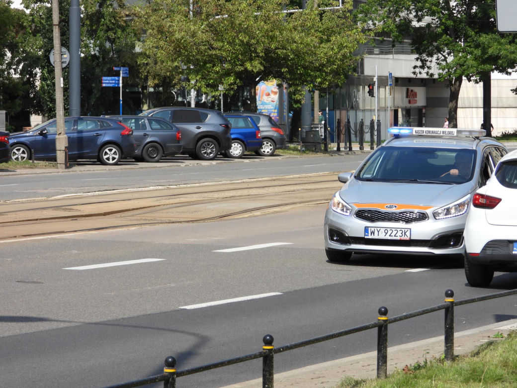Warszawskie tory tramwajowe w rozsypce! Na ulicy Stawki odpadła betonowa płyta, składy na objazdach