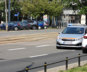 Warszawskie tory tramwajowe w rozsypce! Na ulicy Stawki odpadła betonowa płyta, składy na objazdach