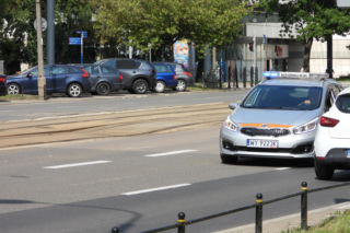 Warszawskie tory tramwajowe w rozsypce! Na ulicy Stawki odpadła betonowa płyta, składy na objazdach