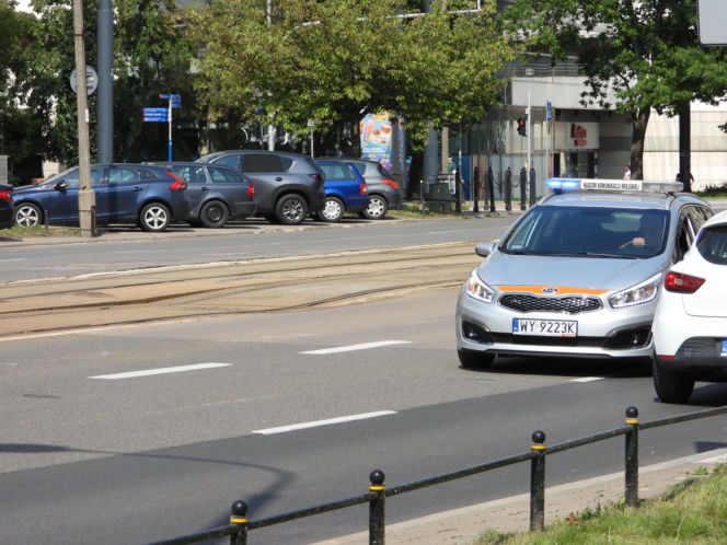 Warszawskie tory tramwajowe w rozsypce! Na ulicy Stawki odpadła betonowa płyta, składy na objazdach