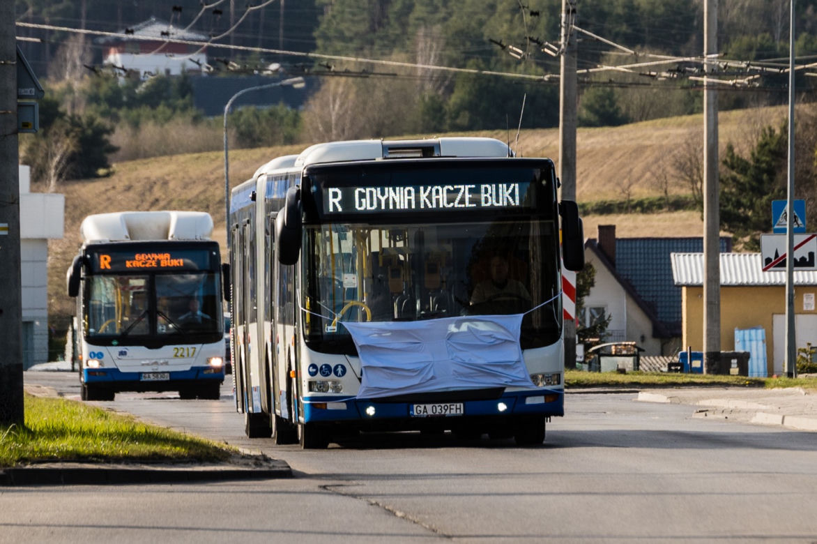 Autobusy w Gdyni, zachęcają do noszenia maseczek