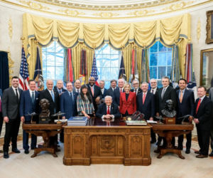 Modlitwa za Donalda Trumpa w Gabinecie Owalnym