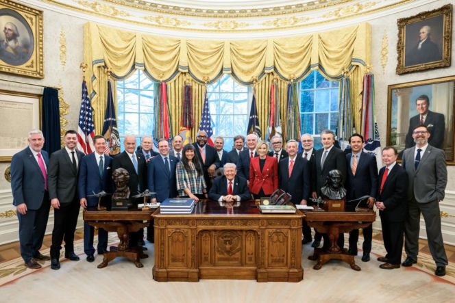 Modlitwa za Donalda Trumpa w Gabinecie Owalnym