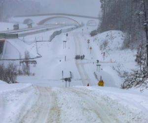 Ostróda w centrum śnieżycy. Burmistrz nocą ratował ludzi. Kierowcy nocowali w urzędzie