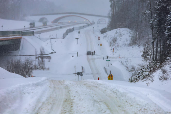 Ostróda w centrum śnieżycy. Burmistrz nocą ratował ludzi. Kierowcy nocowali w urzędzie
